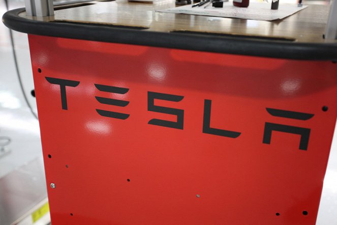 Megafactories - Super Cars - Tesla Model S - Van film