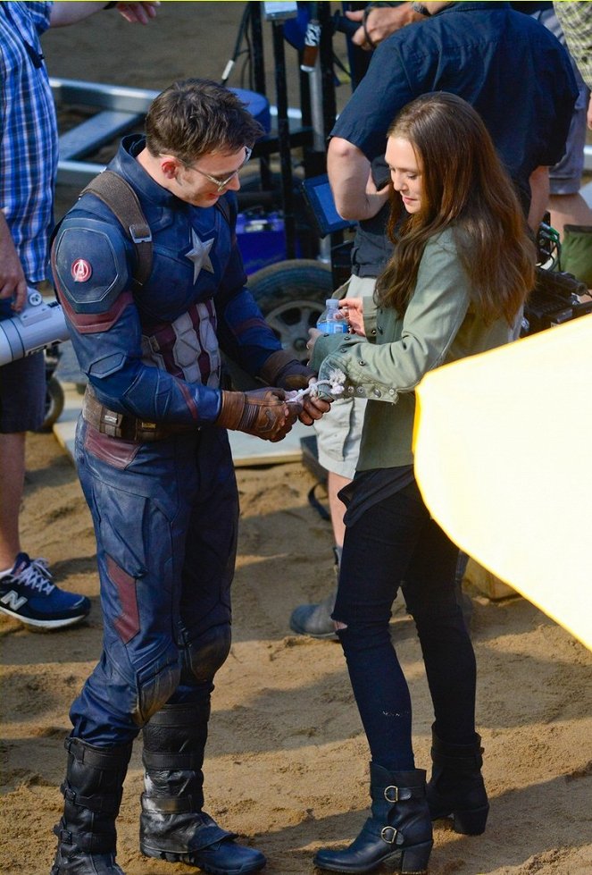 Captain America: Civil War - Van de set - Chris Evans, Elizabeth Olsen
