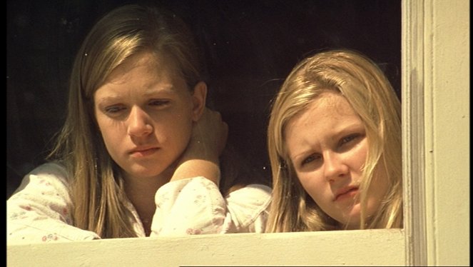 The Virgin Suicides - Van film - A.J. Cook, Kirsten Dunst