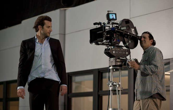 Všemocný - Z natáčení - Bradley Cooper, Jo Willems