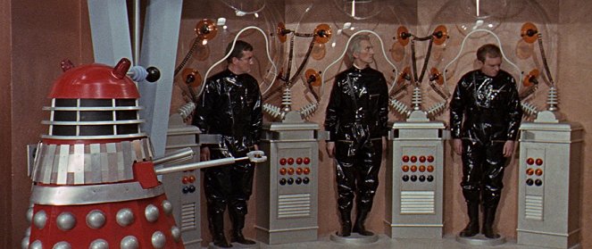 Pán času: Invaze Daleků na Zemi roku 2150 - Z filmu - Bernard Cribbins, Peter Cushing