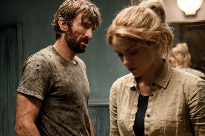 Open Grave - Z filmu - Sharlto Copley, Erin Richards