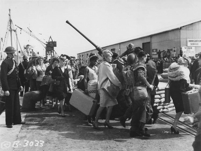 Babette zieht in den Krieg - Filmfotos - Brigitte Bardot