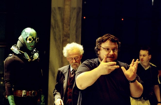 Hellboy - Dreharbeiten - Doug Jones, John Hurt, Guillermo del Toro