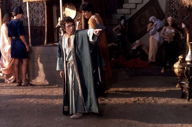 Oh, Moses! - Filmfotos - Dudley Moore