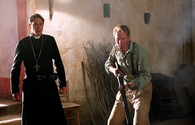 Dominion: Exorcist - Der Anfang des Bösen - Filmfotos - James D'Arcy, Stellan Skarsgård