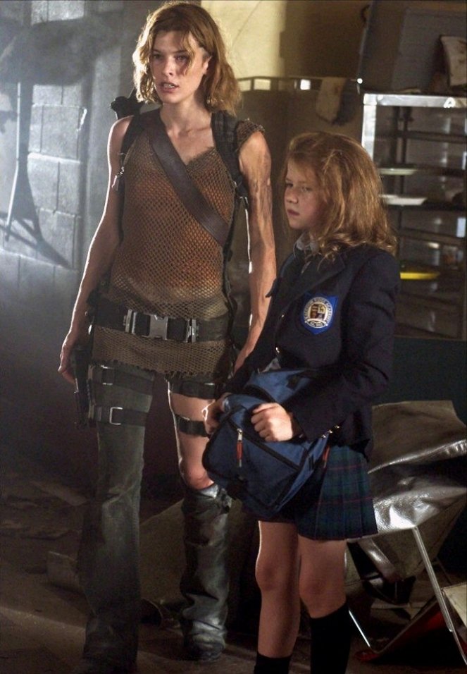 Resident Evil: Apokalypsa - Z filmu - Milla Jovovich, Sophie Vavasseur