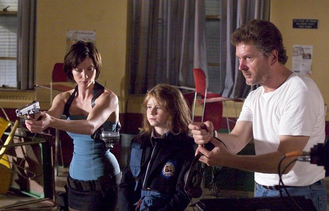 Resident Evil: Apocalypse - Dreharbeiten - Sienna Guillory, Sophie Vavasseur, Alexander Witt