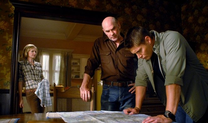 Supernatural - Season 4 - In the Beginning - Photos - Mitch Pileggi, Jensen Ackles
