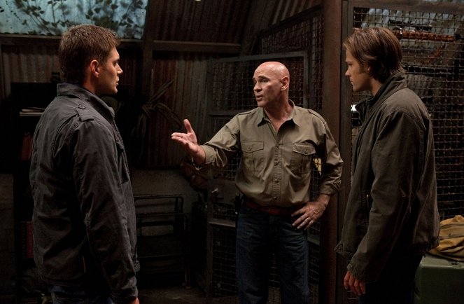 Supernatural - Season 6 - Two and a Half Men - Photos - Jensen Ackles, Mitch Pileggi, Jared Padalecki