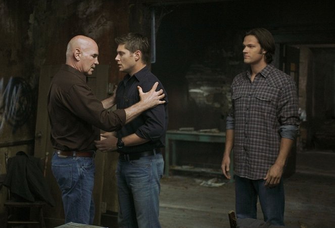Supernatural - Season 6 - Exile on Main St. - Photos - Mitch Pileggi, Jensen Ackles, Jared Padalecki