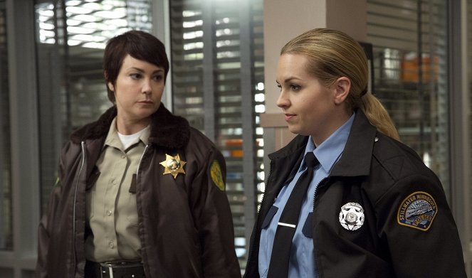 Supernatural - Hibbing 911 - Van film - Kim Rhodes, Briana Buckmaster