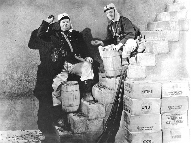 Hjälterekryterna i feststämning - Kuvat elokuvasta - Oliver Hardy, Stan Laurel