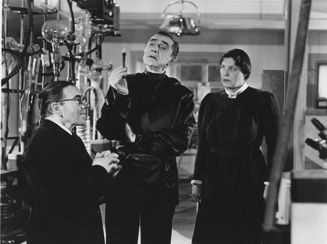 Old Mother Riley Meets the Vampire - De la película - Bela Lugosi