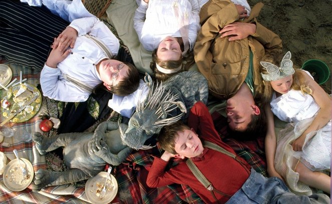 5 chicos & Esto - De la película - Jessica Claridge, Freddie Highmore, Jonathan Bailey, Poppy Rogers