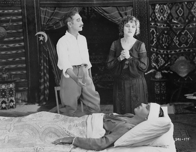 Šejk - Z filmu - Adolphe Menjou, Agnes Ayres, Rudolph Valentino