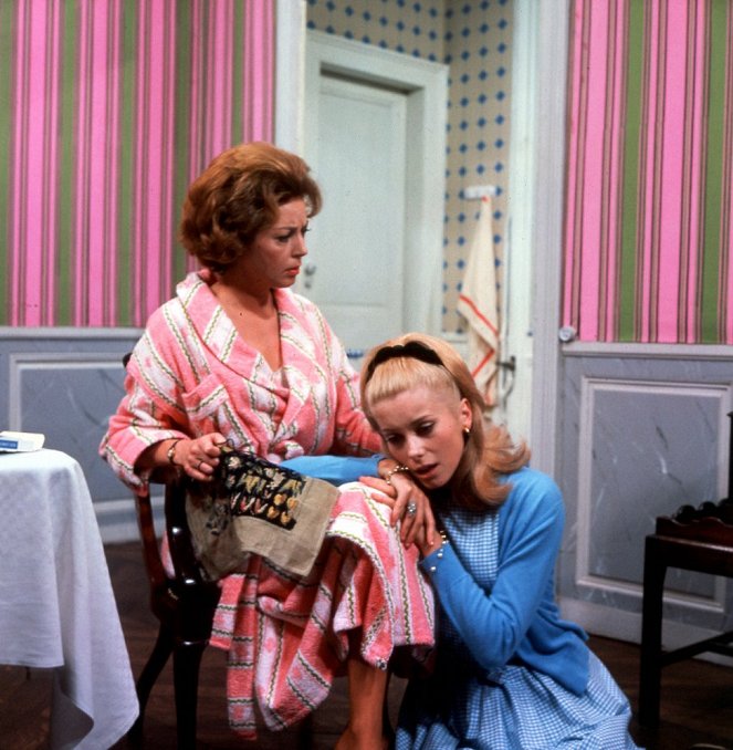 Les Parapluies de Cherbourg - Film - Anne Vernon, Catherine Deneuve