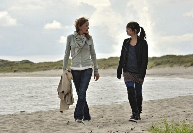 Liebe am Fjord - Die Frau am Strand - De la película - Katja Flint, Michelle Barthel