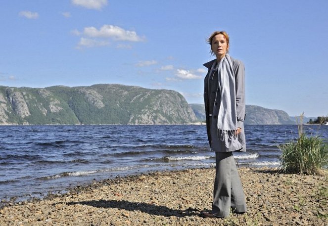 Láska pri fjorde - Žena na pláži - Z filmu - Katja Flint