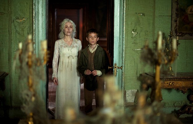 Charles Dickens' Große Erwartungen - Filmfotos - Gillian Anderson, Oscar Kennedy