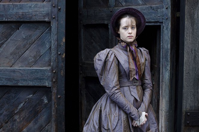 Pikku Dorrit - Promokuvat - Claire Foy