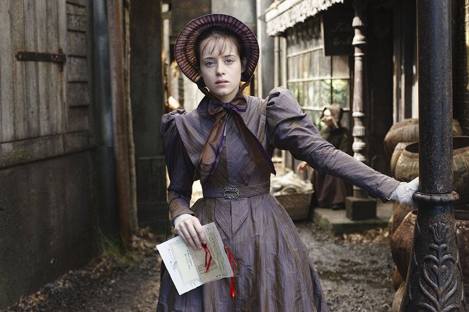 Pikku Dorrit - Promokuvat - Claire Foy