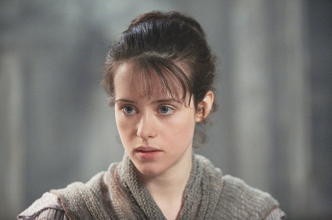 Pikku Dorrit - Promokuvat - Claire Foy