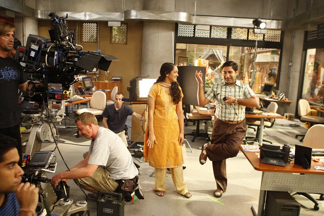 Outsourced - Jolly Vindaloo Day - Dreharbeiten - Anisha Nagarajan, Parvesh Cheena