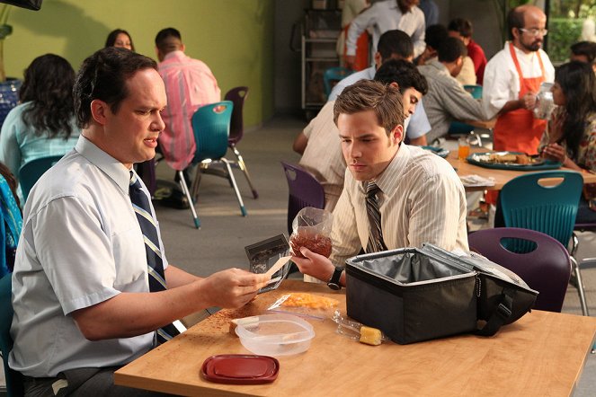 Outsourced - Jolly Vindaloo Day - Photos - Diedrich Bader, Ben Rappaport