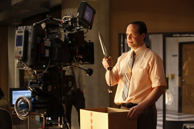 Outsourced - Charlie Curries a Favor from Todd - Tournage - Diedrich Bader