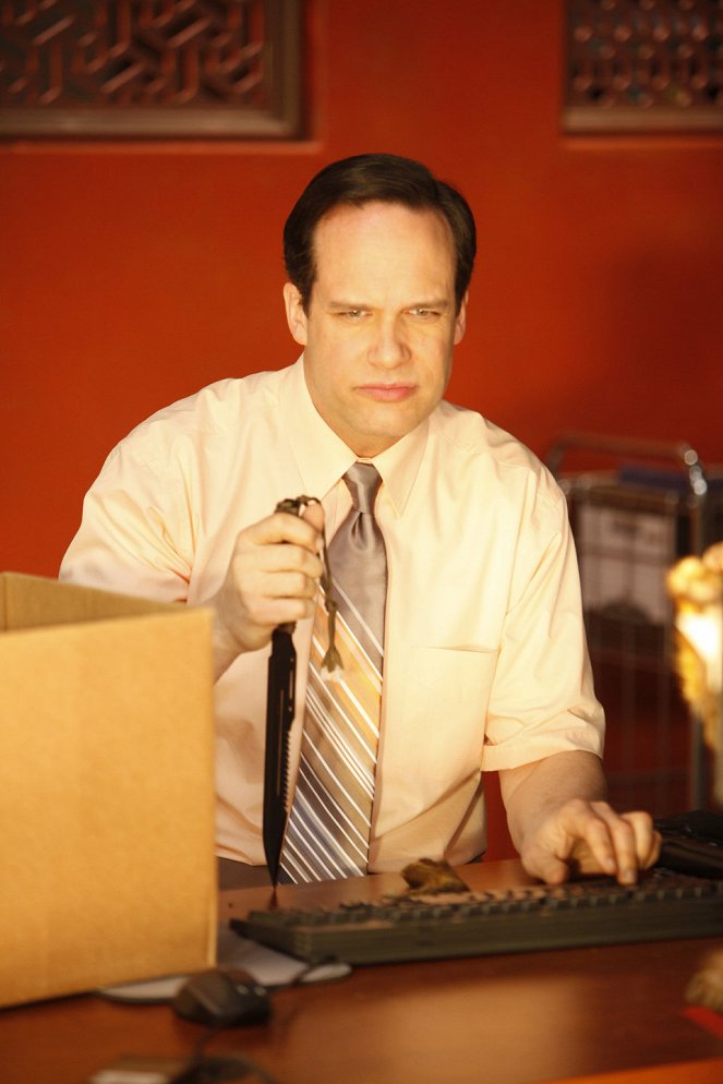 Outsourced - Charlie Curries a Favor from Todd - Van film - Diedrich Bader