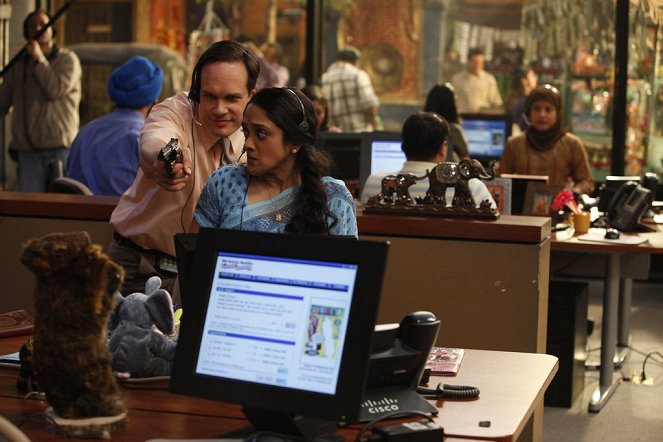 Outsourced - Charlie Curries a Favor from Todd - Kuvat elokuvasta - Diedrich Bader, Anisha Nagarajan