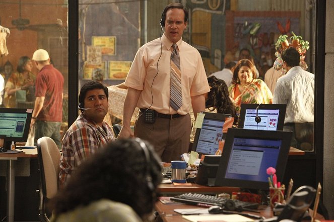 Outsourced - Charlie Curries a Favor from Todd - Photos - Parvesh Cheena, Diedrich Bader