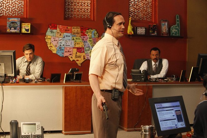 Outsourced - Charlie Curries a Favor from Todd - Photos - Ben Rappaport, Diedrich Bader, Rizwan Manji