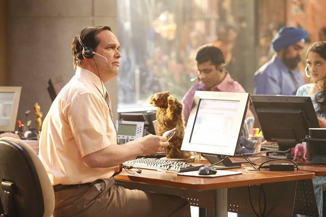 Outsourced - Charlie Curries a Favor from Todd - Filmfotók - Diedrich Bader