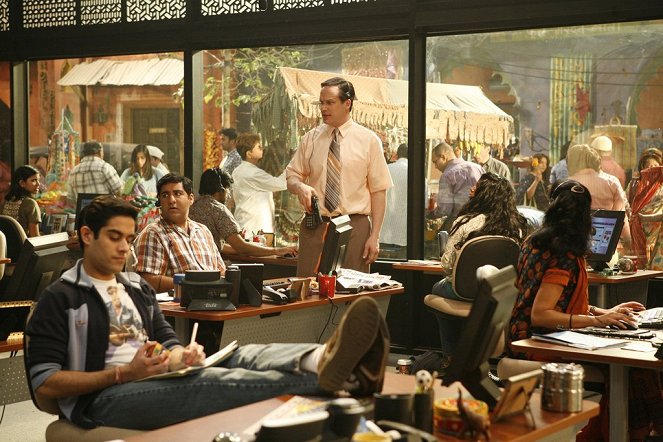 Outsourced - Charlie Curries a Favor from Todd - Photos - Parvesh Cheena, Diedrich Bader