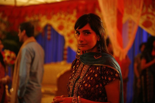 Haló, tady Indie - Rajiv Ties the Baraat: Part 1 - Z natáčení - Rebecca Hazlewood