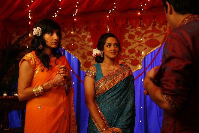 Haló, tady Indie - Rajiv Ties the Baraat: Part 2 - Z filmu - Rebecca Hazlewood, Anisha Nagarajan