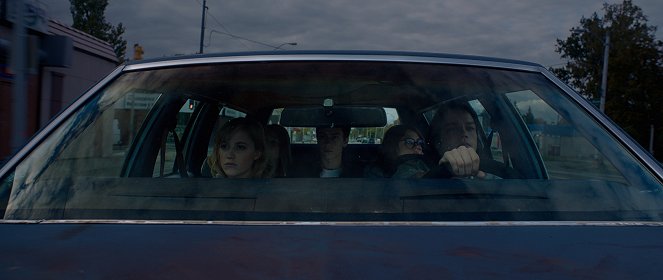 It Follows - De la película - Maika Monroe, Keir Gilchrist, Olivia Luccardi, Daniel Zovatto