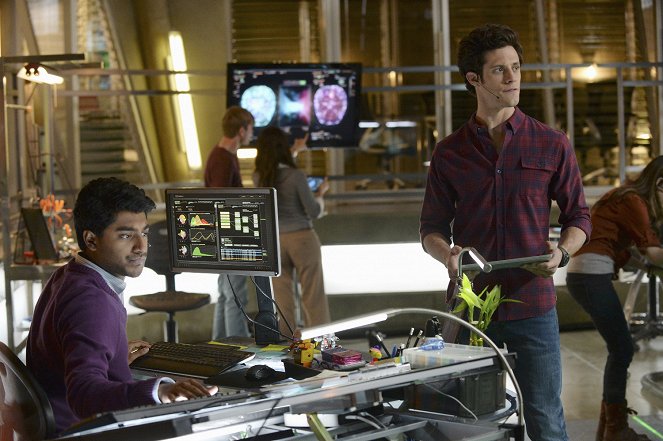 Stitchers - Season 1 - Stitcher in the Rye - Photos - Kyle Harris