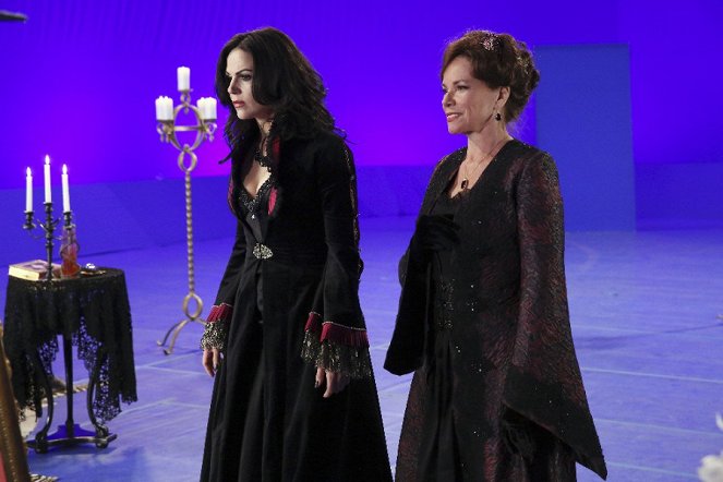 Once Upon a Time - Mother - Making of - Lana Parrilla, Barbara Hershey