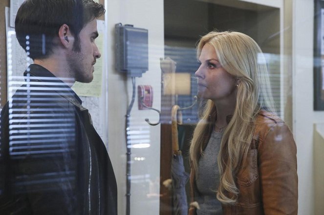 Once Upon a Time - Smash the Mirror: Part 2 - Photos - Colin O'Donoghue, Jennifer Morrison