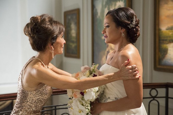 Devious Maids - The Awful Truth - Van film - Susan Lucci, Judy Reyes