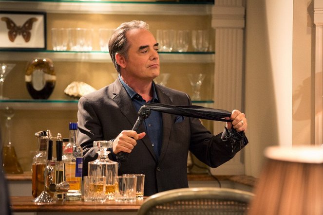 Devious Maids - Season 3 - The Talk of the Town - Photos - Tom Irwin