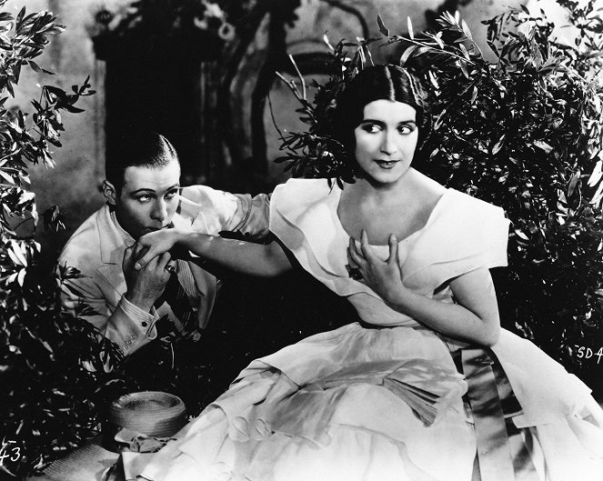 A Sainted Devil - Filmfotók - Rudolph Valentino, Helena D'Algy