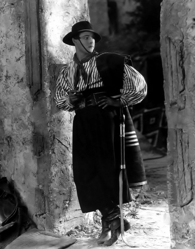 A Sainted Devil - Filmfotók - Rudolph Valentino