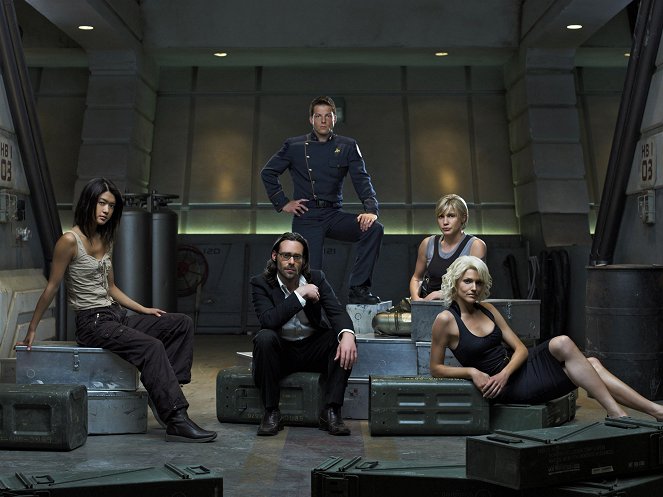 Hviezdna loď Galactica - Promo - Grace Park, James Callis, Jamie Bamber, Katee Sackhoff, Tricia Helfer