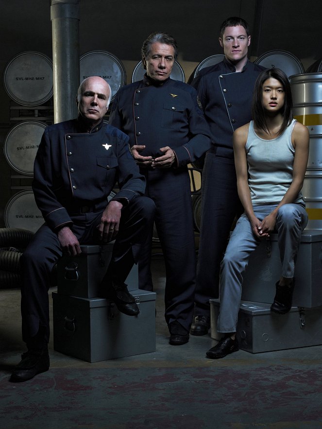 Battlestar Galactica - Werbefoto - Michael Hogan, Edward James Olmos, Tahmoh Penikett, Grace Park