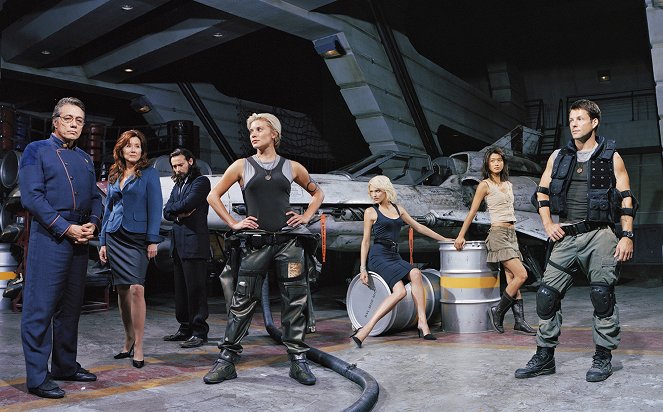 Hviezdna loď Galactica - Promo - Edward James Olmos, Mary McDonnell, James Callis, Katee Sackhoff, Tricia Helfer, Grace Park, Jamie Bamber