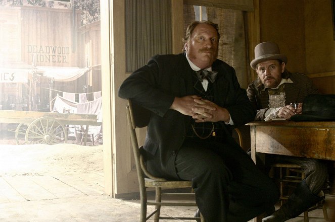 Deadwood - Here Was a Man - Filmfotók - Jeffrey Jones, William Sanderson